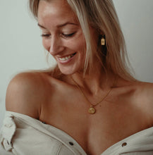 Load image into Gallery viewer, Necklace - Circle Daisy
