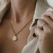 Load image into Gallery viewer, Necklace - Circle Daisy
