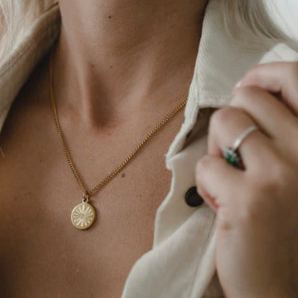 Necklace - Circle Daisy