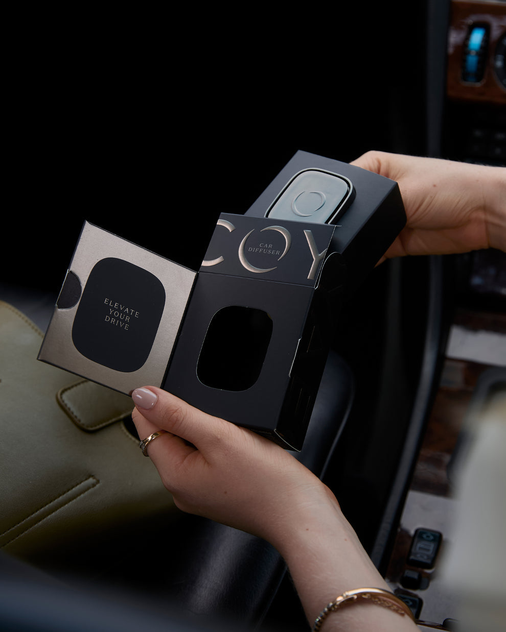 Car Diffuser - Ecoya - Black & x1 Lotus Flower Scent Disk